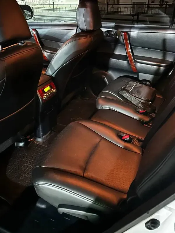 Продам: toyota highlander 7-мест топливо: бензин год выпуска: 2012 (японской сборки) тип кпп: автомат (aisin) ✅ пробег: 145.000 км (оригинальный) - 1 хозяин с автосалона. автомобиль в отличном состоянии, надежный, комфортный. гаражное хранение. ✅ кузов: в отличном состоянии, имеются вторичные окрасы. - двигатель v6, 3.5л, атмосферный, без турбины и прямого впрыска, работает отлично. ✅ комплектация “limited”: - мультимедиа, навигация - кожаный салон, подогрев сидений, двухзонный климат контроль, без ключевой доступ. - 2 комплекта колес / ключей. - звездное небо - фаркоп ✅ документы: - птс оригинал, продажа только с переоформлением в мрео❗ 📍осмотр в г. донецк, калининский р-н. цена: 2.100.000 руб (торг минимальный) обмен не интересует звоните: +7 (949) 470-15-30 📞 звоните: +7(949)4701530 - фотография - 6