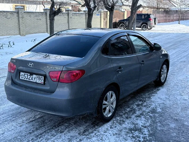 Продам hyudai elantra авто в идеальном состояния 2009 года выпуска машина во владение 2 года полная комплектация коробка передач механическая стоят дорогие галогеновые фары хорошая музыка с планшетом камера заднего вида объём двигателя 1.6 вложений не каких не требует от слово совсем. расходники все поменяны пробег 180.000 родной не смотанный на местном учёте 180 не пригнана авто не билась не красилась стёкла все родные салон чистый не прокуренный по документам любое переформление остальные вопросы по телефону +79490362879 цена 660.000 торг у капота. возможен обмен с вашей доплатой - фотография - 2