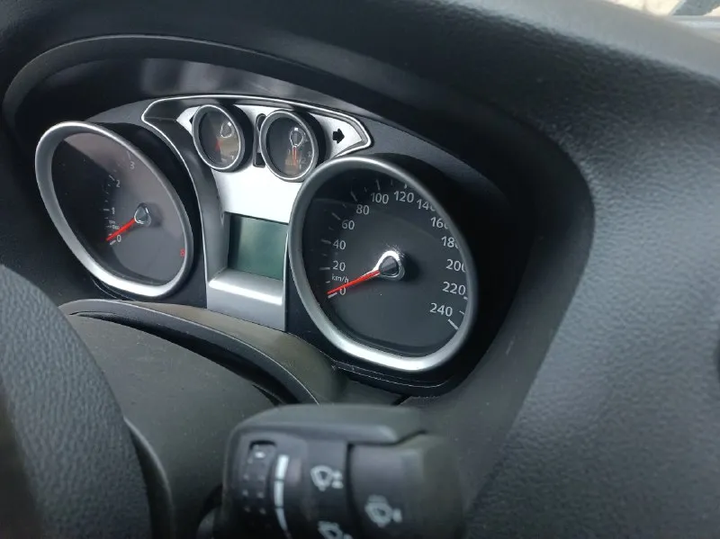 Ford focus 2 рестайлинг 2009г. в. после дтп 1.6 мкпп и коробка целые машина на учёте рф(181), документы в порядке. цена 100 000р. торг г. алчевск +79591883888 📞 звоните: +7(959)1883888 - фотография - 5