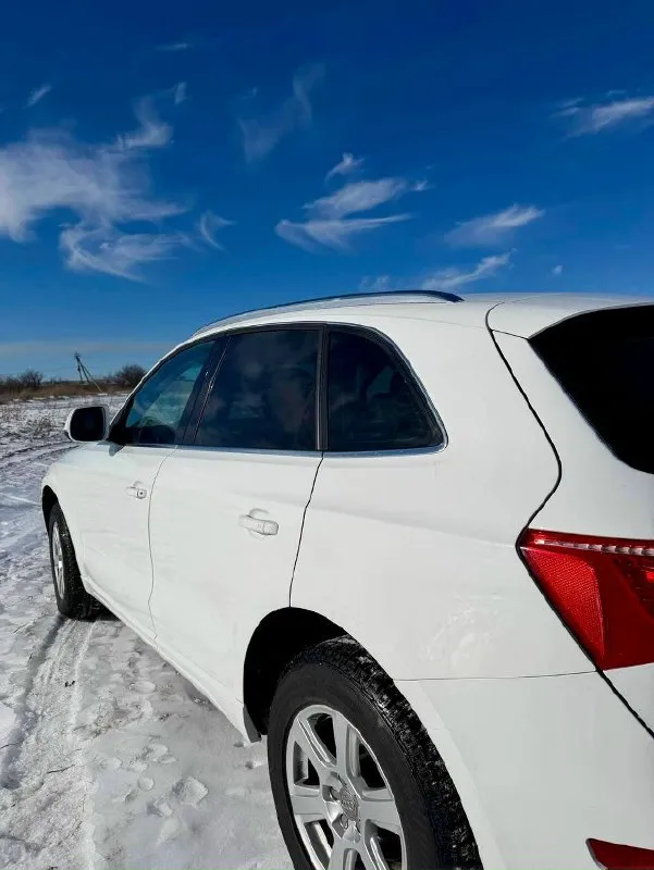 Продам audi q5 в хорошем состоянии, на очень хорошей комплектации и надёжной, объем двигателя 2.0 турбо бензин, полный привод на полноценном автомате, эксплуатация автомобиля 2013 год, два владельца птс оригинал, родной пробег 220 000 на все 1000%, история автомобиля очень хорошая, есть одно мелкое дтп, а так автотека зелёная!по технической части вопросов нет абсолютно никаких, мотор, коробка, ходовая в идеальном состоянии без вложения вообще, по электрике абсолютно работает всё ни одной ошибки нет, я согласен на любые проверки на сто, с документами полный порядок любой вид переоформления, остальные вопросы по телефону!по запросу могу дополнительные фото и видео отправить, автомобиль находится город енакиево, цена за автомобиль 1.550 000 производилась перед зимой полная чистка всех патрубок печки. свежий анти фриз залит по всей системе. хорошая audi система играет отлично. совершенно новая хорошая зимняя резина пол месяца резине. новая помпа. возможно торг реальному поку 📞 звоните: +7(949)5068949 - фотография - 4