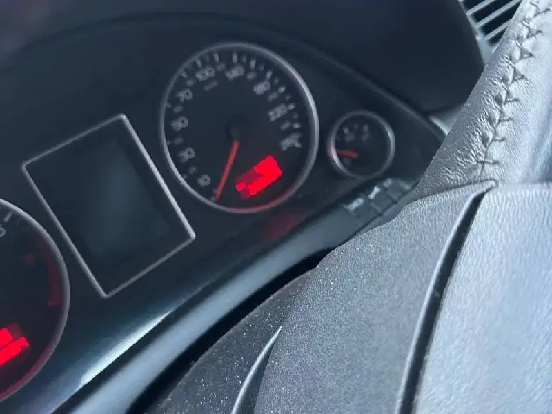 Продам ауди а4 б7 2.0 2005 года пробег 288тыс авто на увереном ходу на хорошей зимней новой резине, поменяны колодки в круг, а так же передние диски. была полная ревизия передней подвески со всеми новыми рычагами пыльниками, был заменен правый передний шрус, термостат, воздушные и жидкостные патрубки. заменен радиатор печки и промыта вся система охлаждения. авто полностью в исправном состоянии сел поехал, мотор работает отлично без посторонних звуков, коробка тоже в хорошем состоянии переключает плавно без задержек и пинков. цена авто 700₽ торг звонить по номеру +79494560610 - фотография - 5