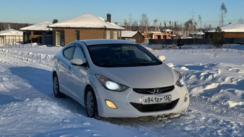В продаже 🔥🔥🔥 hyundai elantra(avante)1.6ат🔥🔥🔥 ✅2011год ✅ходовка не гремит ✅мотор масло не ест, цепь менялась недавно ✅владельцев 4, записей 5 ✅комплектация максимальная ✅коробка отлично 6 ступка ✅по кузову всего 2 окраса ✅пробег 266 000км ✅резина зима в отличном состоянии ✅салон кожаный, целый цвет автомобиля creamy white pearl (кремово‑белый перламутр). авто обслужено полностью, вложений не требует. полный электро пакет, двух зонный климат, андроид магнитола, автосвет, и т. д. все опции работают без нареканий. двигатель работает ровно, не дымит, не тратит, масло не расходует вообще. лкп в норме. коробка работает отлично, не гудит не свистит. масла, фильтра, жидкости все заменены цена 🎁785 000 рублей так же интересен обмен с вашей доплатой. возможна продажа в кредит 💴 📱+79496200720 - фотография - 2