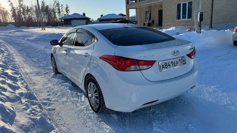 В продаже 🔥🔥🔥 hyundai elantra(avante)1.6ат🔥🔥🔥 ✅2011год ✅ходовка не гремит ✅мотор масло не ест, цепь менялась недавно ✅владельцев 4, записей 5 ✅комплектация максимальная ✅коробка отлично 6 ступка ✅по кузову всего 2 окраса ✅пробег 266 000км ✅резина зима в отличном состоянии ✅салон кожаный, целый цвет автомобиля creamy white pearl (кремово‑белый перламутр). авто обслужено полностью, вложений не требует. полный электро пакет, двух зонный климат, андроид магнитола, автосвет, и т. д. все опции работают без нареканий. двигатель работает ровно, не дымит, не тратит, масло не расходует вообще. лкп в норме. коробка работает отлично, не гудит не свистит. масла, фильтра, жидкости все заменены цена 🎁785 000 рублей так же интересен обмен с вашей доплатой. возможна продажа в кредит 💴 📱+79496200720 - фотография - 3
