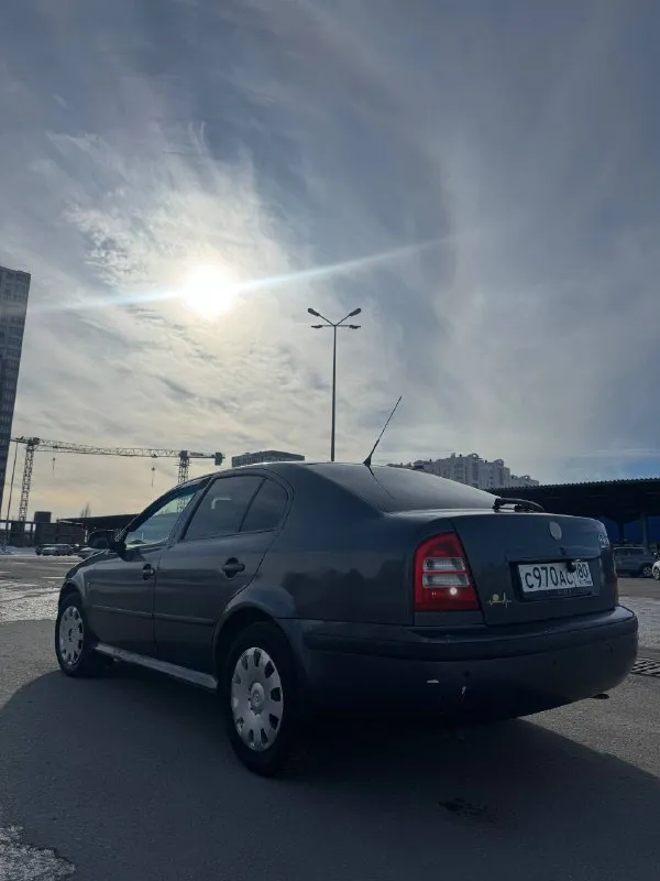 Skoda octavia tour 1.6 mpi (105 л. с.), 2007 г. 📍 донецк 💰 480 000 руб. , торг строго у капота оригинальный автомобиль с прозрачной историей — куплена новой в автосалоне в 2007 году, за все время — 1 владелец по птс. пробег 364 000 км (преимущественно трасса). в такси не использовалась. техника: — двигатель 1.6 mpi (105 л. с.) атмосферный, недавно после капитального ремонта, масло не расходует — 5-ступенчатая механика — без нареканий — подвеска в отличном состоянии — пороги и днище целые — антикоррозийная обработка — новая сигнализация — установлено и зарегистрировано гбо — экономичный расход оснащение: — 4 электростеклоподъёмника с доводчиками — электрозеркала с подогревом — электрокорректор фар — кондиционер обслужен и заправлен — android-магнитола 9" + камера заднего вида + видеорегистратор + bluetooth — управление с руля дополнительно: два комплекта колёс на дисках (зима/лето) автомобиль полностью исправен, вложений на данный момент не требует. 📞 +79490354530 - фотография - 3
