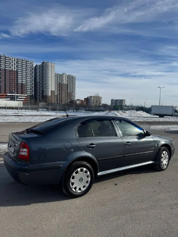 Skoda octavia tour 1.6 mpi (105 л. с.), 2007 г. 📍 донецк 💰 480 000 руб. , торг строго у капота оригинальный автомобиль с прозрачной историей — куплена новой в автосалоне в 2007 году, за все время — 1 владелец по птс. пробег 364 000 км (преимущественно трасса). в такси не использовалась. техника: — двигатель 1.6 mpi (105 л. с.) атмосферный, недавно после капитального ремонта, масло не расходует — 5-ступенчатая механика — без нареканий — подвеска в отличном состоянии — пороги и днище целые — антикоррозийная обработка — новая сигнализация — установлено и зарегистрировано гбо — экономичный расход оснащение: — 4 электростеклоподъёмника с доводчиками — электрозеркала с подогревом — электрокорректор фар — кондиционер обслужен и заправлен — android-магнитола 9" + камера заднего вида + видеорегистратор + bluetooth — управление с руля дополнительно: два комплекта колёс на дисках (зима/лето) автомобиль полностью исправен, вложений на данный момент не требует. 📞 +79490354530 - фотография - 4