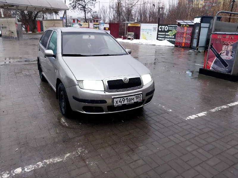 Продам экономичный автомобиль skoda fabia 2007г. двигатель 1,2 по технической части всё работает исправно по двигателю и кпп нет ни каких нареканий, кузов весь живой без гнили, салон для своих лет в нормальном состоянии. кондиционер холодит, печка греет, есть подогрев сидений полностью исправный. документы в полном порядке машина без штрафов и запретов. цена 450 000р + торг +79497089890 📲 tg: @sereban1994 📞 звоните: +7(949)7089890 - фотография - 4