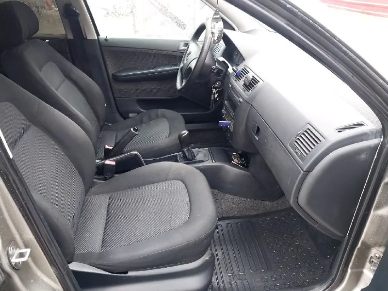 Продам экономичный автомобиль skoda fabia 2007г. двигатель 1,2 по технической части всё работает исправно по двигателю и кпп нет ни каких нареканий, кузов весь живой без гнили, салон для своих лет в нормальном состоянии. кондиционер холодит, печка греет, есть подогрев сидений полностью исправный. документы в полном порядке машина без штрафов и запретов. цена 450 000р + торг +79497089890 📲 tg: @sereban1994 📞 звоните: +7(949)7089890 - фотография - 6