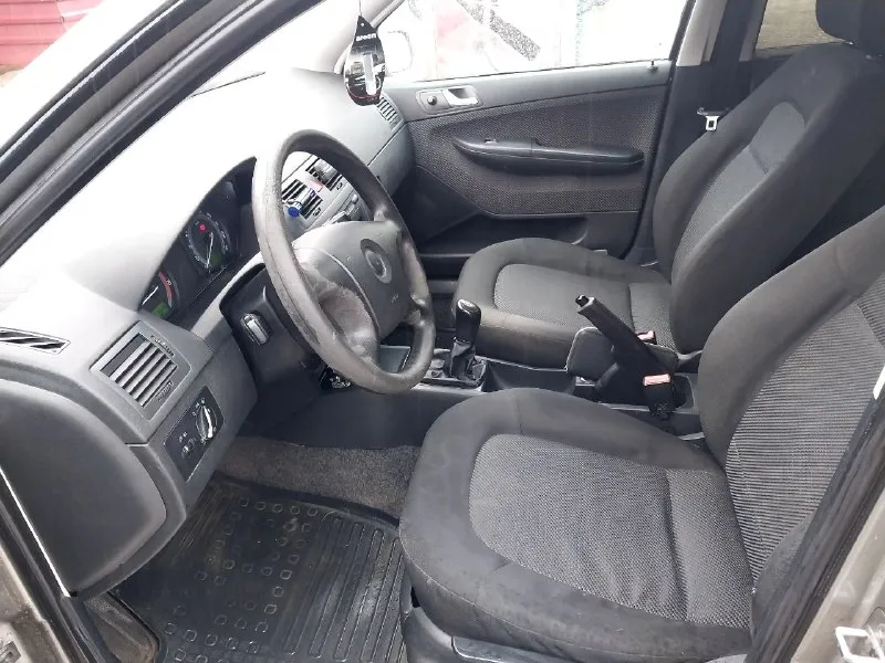 Продам экономичный автомобиль skoda fabia 2007г. двигатель 1,2 по технической части всё работает исправно по двигателю и кпп нет ни каких нареканий, кузов весь живой без гнили, салон для своих лет в нормальном состоянии. кондиционер холодит, печка греет, есть подогрев сидений полностью исправный. документы в полном порядке машина без штрафов и запретов. цена 450 000р + торг +79497089890 📲 tg: @sereban1994 📞 звоните: +7(949)7089890 - фотография - 7