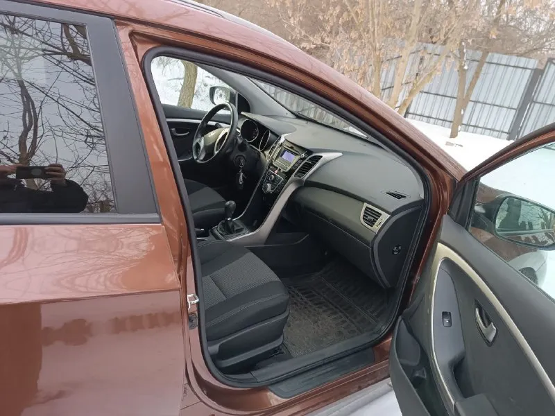 Hyundai i30, 2013. после незначительного дтп с водительской стороны. последствия устранены. менялась водительская дверь, зеркало и передний бампер. документы оригинал, на учете не стоит. осмотр в донецке. цена: 850 000р. +79494592390 - алексей - фотография - 5