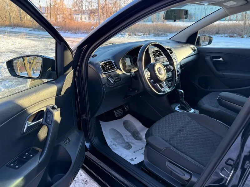 Volkswagen polo максимальная комплектация, кузов весь в заводском окрасе! год:2018 двигатель:1.6 бензин (110 л. с.) кпп: автомат привод: передний пробег:149000км цена:1450000₽ 📞 🇷🇺 звоните: +79496107823 - фотография - 7