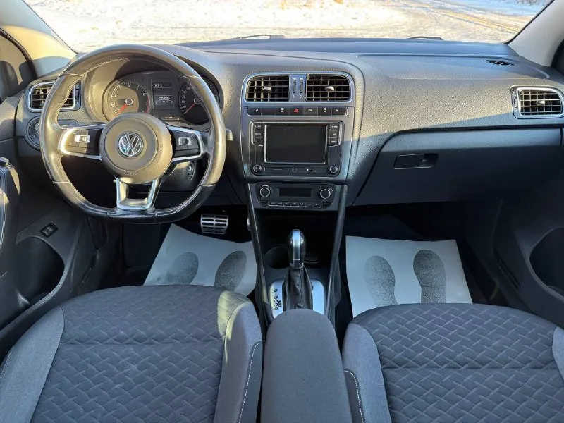 Volkswagen polo максимальная комплектация, кузов весь в заводском окрасе! год:2018 двигатель:1.6 бензин (110 л. с.) кпп: автомат привод: передний пробег:149000км цена:1450000₽ 📞 🇷🇺 звоните: +79496107823 - фотография - 9