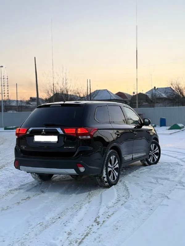 В продаже 🚘 mitsubishi outlander ⬇️ 2,0 бензин 2wd расход 7,8л/100км трасса ⬇️вариатор ⬇️выпуск ноябрь 2016 года ⬇️1 хозяин в птс. пробег 123.000км ⬇️два ключа 🔖комплектация: подогрев сидений, подогрев руля, круиз контроль, электро стеклоподъемники, электро зеркала, складывание зеркал, противотуманные фары, климат контроль, в подарок зимка шип на дисках. по кузову, ржавчины и гнили нет, крашен только капот, есть небольшие сколы царапинки но, кузов весь отмыт от битума, отполирован и покрыт твердым воском, вживую очень сочно смотрится. салон чистый ухоженный без сырости и лишних запахов. по технике мотор в идеальном состоянии, масло с фильтрами поменял 7 февраля, очень тихо мягко работает, коробка вариатор идеально переключается не пинков ни рывков, ходовая в идеале делать абсолютно ничего не нужно готов на любые проверки! то пройден. смотреть в г. макеевка по договоренности. 💸1,610,000₽ +79493046854 тг, вотсап, мах. 📞 звоните: +7(949)3046854 - фотография - 2