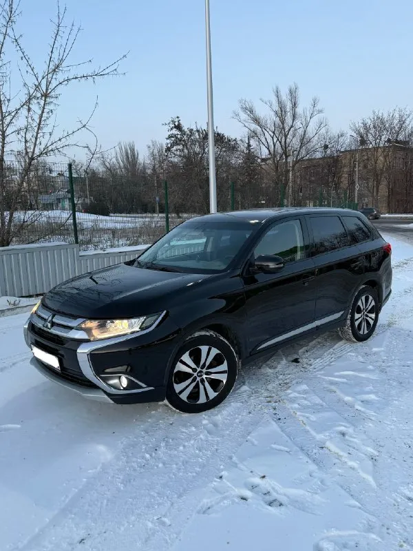 В продаже 🚘 mitsubishi outlander ⬇️ 2,0 бензин 2wd расход 7,8л/100км трасса ⬇️вариатор ⬇️выпуск ноябрь 2016 года ⬇️1 хозяин в птс. пробег 123.000км ⬇️два ключа 🔖комплектация: подогрев сидений, подогрев руля, круиз контроль, электро стеклоподъемники, электро зеркала, складывание зеркал, противотуманные фары, климат контроль, в подарок зимка шип на дисках. по кузову, ржавчины и гнили нет, крашен только капот, есть небольшие сколы царапинки но, кузов весь отмыт от битума, отполирован и покрыт твердым воском, вживую очень сочно смотрится. салон чистый ухоженный без сырости и лишних запахов. по технике мотор в идеальном состоянии, масло с фильтрами поменял 7 февраля, очень тихо мягко работает, коробка вариатор идеально переключается не пинков ни рывков, ходовая в идеале делать абсолютно ничего не нужно готов на любые проверки! то пройден. смотреть в г. макеевка по договоренности. 💸1,610,000₽ +79493046854 тг, вотсап, мах. 📞 звоните: +7(949)3046854 - фотография - 3