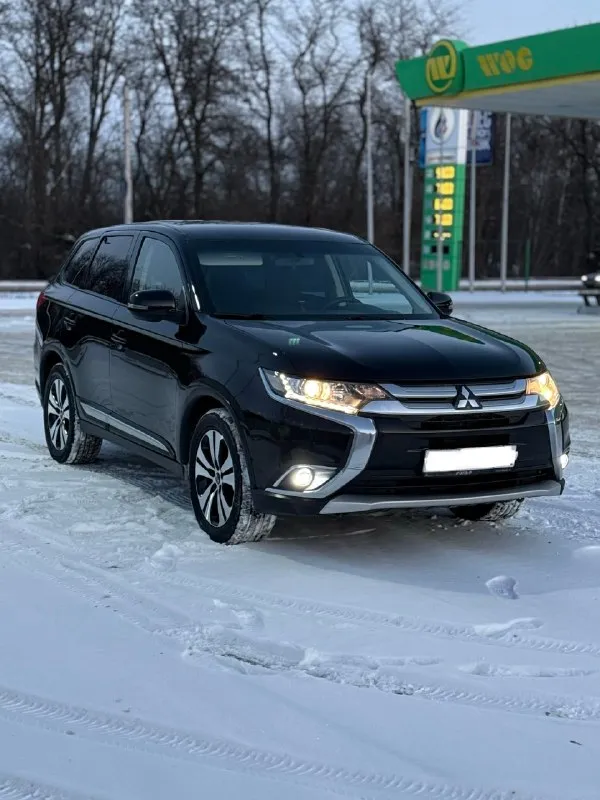 В продаже 🚘 mitsubishi outlander ⬇️ 2,0 бензин 2wd расход 7,8л/100км трасса ⬇️вариатор ⬇️выпуск ноябрь 2016 года ⬇️1 хозяин в птс. пробег 123.000км ⬇️два ключа 🔖комплектация: подогрев сидений, подогрев руля, круиз контроль, электро стеклоподъемники, электро зеркала, складывание зеркал, противотуманные фары, климат контроль, в подарок зимка шип на дисках. по кузову, ржавчины и гнили нет, крашен только капот, есть небольшие сколы царапинки но, кузов весь отмыт от битума, отполирован и покрыт твердым воском, вживую очень сочно смотрится. салон чистый ухоженный без сырости и лишних запахов. по технике мотор в идеальном состоянии, масло с фильтрами поменял 7 февраля, очень тихо мягко работает, коробка вариатор идеально переключается не пинков ни рывков, ходовая в идеале делать абсолютно ничего не нужно готов на любые проверки! то пройден. смотреть в г. макеевка по договоренности. 💸1,610,000₽ +79493046854 тг, вотсап, мах. 📞 звоните: +7(949)3046854 - фотография - 4