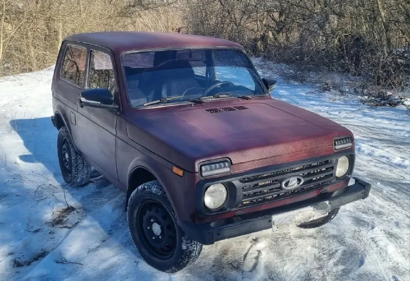 Нива 2011г. 4×4 по технике полностью обслуженная в отличном состоянии. ходовая, масло во всех узлах, карданны, аккумулятор, дисковые тормоза, колодки перед/зад- поменяны. движок, коробка, раздатка, мосты - в отличном, ничего не воет, не гудит не хрустит. сбитая машина. кузов без гнили и ржавчины. осенью красился в раптор. по электрике всё отлично, ошибок нет, печка жарит, свет горит, музыка играет. салон полность в шумоизоляции. стоит гур, эл. стеклоподъемники осмотр макеевка цена 400т. р торг +79490458517 📞 🇷🇺 звоните: +79490458517 - фотография - 2