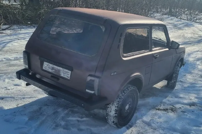 Нива 2011г. 4×4 по технике полностью обслуженная в отличном состоянии. ходовая, масло во всех узлах, карданны, аккумулятор, дисковые тормоза, колодки перед/зад- поменяны. движок, коробка, раздатка, мосты - в отличном, ничего не воет, не гудит не хрустит. сбитая машина. кузов без гнили и ржавчины. осенью красился в раптор. по электрике всё отлично, ошибок нет, печка жарит, свет горит, музыка играет. салон полность в шумоизоляции. стоит гур, эл. стеклоподъемники осмотр макеевка цена 400т. р торг +79490458517 📞 🇷🇺 звоните: +79490458517 - фотография - 3