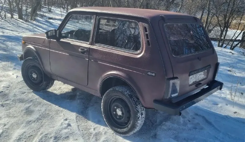 Нива 2011г. 4×4 по технике полностью обслуженная в отличном состоянии. ходовая, масло во всех узлах, карданны, аккумулятор, дисковые тормоза, колодки перед/зад- поменяны. движок, коробка, раздатка, мосты - в отличном, ничего не воет, не гудит не хрустит. сбитая машина. кузов без гнили и ржавчины. осенью красился в раптор. по электрике всё отлично, ошибок нет, печка жарит, свет горит, музыка играет. салон полность в шумоизоляции. стоит гур, эл. стеклоподъемники осмотр макеевка цена 400т. р торг +79490458517 📞 🇷🇺 звоните: +79490458517 - фотография - 4