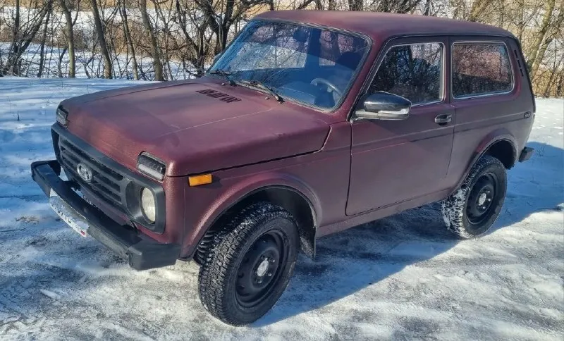 Нива 2011г. 4×4 по технике полностью обслуженная в отличном состоянии. ходовая, масло во всех узлах, карданны, аккумулятор, дисковые тормоза, колодки перед/зад- поменяны. движок, коробка, раздатка, мосты - в отличном, ничего не воет, не гудит не хрустит. сбитая машина. кузов без гнили и ржавчины. осенью красился в раптор. по электрике всё отлично, ошибок нет, печка жарит, свет горит, музыка играет. салон полность в шумоизоляции. стоит гур, эл. стеклоподъемники осмотр макеевка цена 400т. р торг +79490458517 📞 🇷🇺 звоните: +79490458517 - фотография - 5