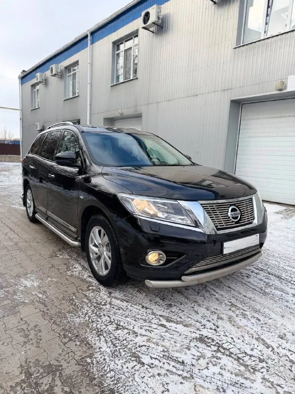 Nissan pathfinder r52, 2015 3.5 л. бензин автомобиль в идеальном состоянии, 7 мест, 249 л. с, полный привод, 2 владельца за все время, 2 ключа, зелёная автотека, пробег 197т, полностью обслужен, шикарная комплектация, все работает без нареканий. в машине отличная шумоизоляция, память сидений, подогрев всех сидений, 4-х зонный климат-контроль, электро регулировки, мульти руль, кожаные сидения, запуск с кнопки, оригинальные диски, достойная мультимедиа. в общем надёжный, престижный, японский 7 местный внедорожник, в правильном черном цвете, с большим багажником для путешествий и таким же большим сердцем. полный привод! осмотр донецк/макеевка, цена 1.970 млн, торг возможен возле авто. связь по +79493680738 📲 tg: @rul9999 📞 звоните: +7(949)3680738 - фотография - 2