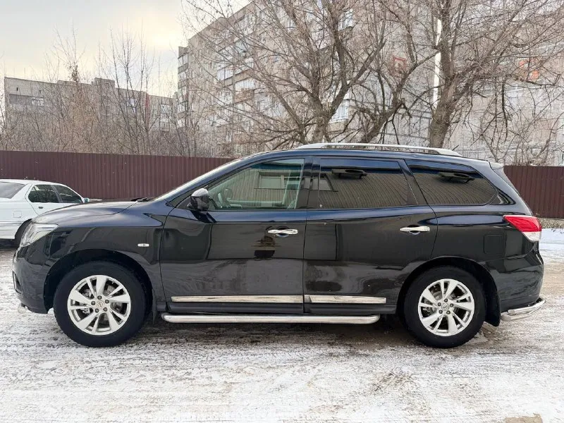Nissan pathfinder r52, 2015 3.5 л. бензин автомобиль в идеальном состоянии, 7 мест, 249 л. с, полный привод, 2 владельца за все время, 2 ключа, зелёная автотека, пробег 197т, полностью обслужен, шикарная комплектация, все работает без нареканий. в машине отличная шумоизоляция, память сидений, подогрев всех сидений, 4-х зонный климат-контроль, электро регулировки, мульти руль, кожаные сидения, запуск с кнопки, оригинальные диски, достойная мультимедиа. в общем надёжный, престижный, японский 7 местный внедорожник, в правильном черном цвете, с большим багажником для путешествий и таким же большим сердцем. полный привод! осмотр донецк/макеевка, цена 1.970 млн, торг возможен возле авто. связь по +79493680738 📲 tg: @rul9999 📞 звоните: +7(949)3680738 - фотография - 3