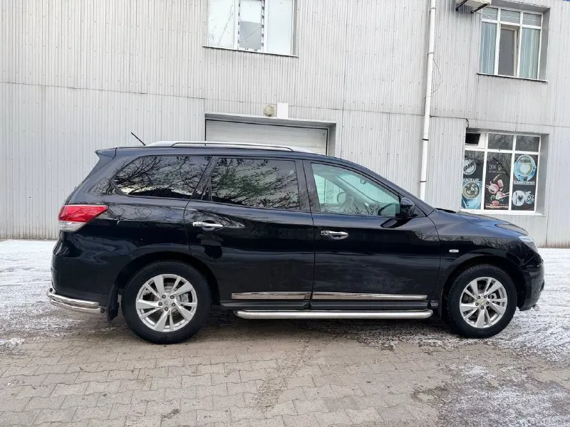 Nissan pathfinder r52, 2015 3.5 л. бензин автомобиль в идеальном состоянии, 7 мест, 249 л. с, полный привод, 2 владельца за все время, 2 ключа, зелёная автотека, пробег 197т, полностью обслужен, шикарная комплектация, все работает без нареканий. в машине отличная шумоизоляция, память сидений, подогрев всех сидений, 4-х зонный климат-контроль, электро регулировки, мульти руль, кожаные сидения, запуск с кнопки, оригинальные диски, достойная мультимедиа. в общем надёжный, престижный, японский 7 местный внедорожник, в правильном черном цвете, с большим багажником для путешествий и таким же большим сердцем. полный привод! осмотр донецк/макеевка, цена 1.970 млн, торг возможен возле авто. связь по +79493680738 📲 tg: @rul9999 📞 звоните: +7(949)3680738 - фотография - 5