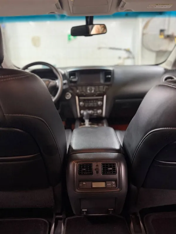 Nissan pathfinder r52, 2015 3.5 л. бензин автомобиль в идеальном состоянии, 7 мест, 249 л. с, полный привод, 2 владельца за все время, 2 ключа, зелёная автотека, пробег 197т, полностью обслужен, шикарная комплектация, все работает без нареканий. в машине отличная шумоизоляция, память сидений, подогрев всех сидений, 4-х зонный климат-контроль, электро регулировки, мульти руль, кожаные сидения, запуск с кнопки, оригинальные диски, достойная мультимедиа. в общем надёжный, престижный, японский 7 местный внедорожник, в правильном черном цвете, с большим багажником для путешествий и таким же большим сердцем. полный привод! осмотр донецк/макеевка, цена 1.970 млн, торг возможен возле авто. связь по +79493680738 📲 tg: @rul9999 📞 звоните: +7(949)3680738 - фотография - 7