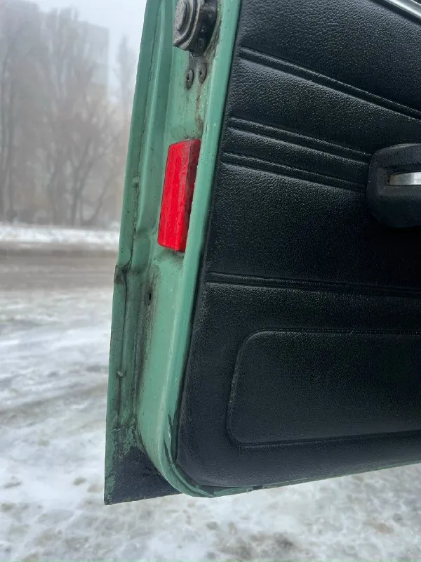 Продам ваз 2106 1989г из под деда в нормальном состоянии для своих лет, не угашена, за машиной следили на полном ходу двигатель 1.5 работает отлично, заводится без проблем в -17 только заменен антифриз и масло кпп 4 ступка не гудит и не выбивает редуктор не воет на любой скорости ходовка не стучит по электрике все работает, свет светит, печка дует установлен электровентилятор вместо крыльчатки машина была обработана еще в советские времена теперь к минусам по кузову присутствует гниль на порогах и соединителях порогов остальное все целое, кармашки и ниша багажника целые лонжероны не гнилые внимания требуют только пороги и замятый брызговик с крылом, ничего критичного учет 180 постоянный, переоформление без проблем, штрафов и запретов на машине нет все документы на руках цена 90т. р без торга возможен обмен только не на мотоциклы и не на технику на осмотры не езжу машина находится в донецке по всем вопросам писать в лс или по телефону +79494197796 📞 звоните: +7(949)4197796 - фотография - 8