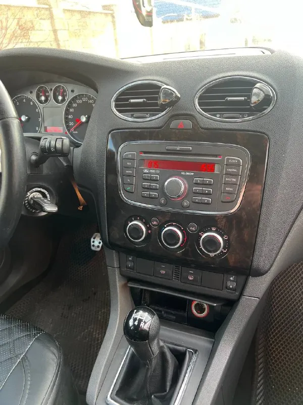 Продам ford focus 2 ghia год: 2007 пробег: 204 т родной!, двигатель 1.8 бензин работает отлично, едет очень хорошо! ходовая без нареканий, кузов в очень достойном состоянии, без гнили и коррозии! свежая резина 23 года. салон в идеальном состоянии, руль в заводской оплетке, работает каждая кнопочка, не затертый и тд. комплектация богатая ghia! круиз-контроль, подогревы сидений, зеркал, лобового, 4 стекло подьемника с авто доводчиками, бортовик, птф, мульти руль, эл. зеркала! задние парктроники! все стекла заводские включая лобовое! авто вложений не требует 2 хозяина птс оригинал! документы чистые оформление в мрэо! торг есть цена: 545000 📞+79496463727 📍мариуполь - фотография - 10