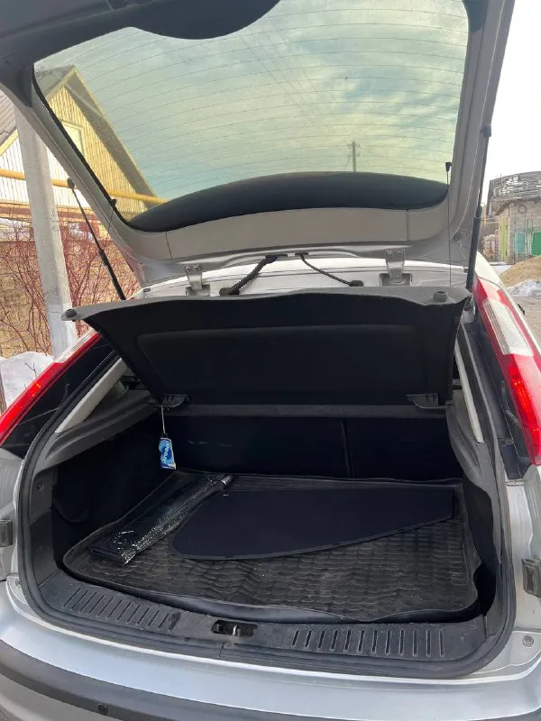 Продам ford focus 2 ghia год: 2007 пробег: 204 т родной!, двигатель 1.8 бензин работает отлично, едет очень хорошо! ходовая без нареканий, кузов в очень достойном состоянии, без гнили и коррозии! свежая резина 23 года. салон в идеальном состоянии, руль в заводской оплетке, работает каждая кнопочка, не затертый и тд. комплектация богатая ghia! круиз-контроль, подогревы сидений, зеркал, лобового, 4 стекло подьемника с авто доводчиками, бортовик, птф, мульти руль, эл. зеркала! задние парктроники! все стекла заводские включая лобовое! авто вложений не требует 2 хозяина птс оригинал! документы чистые оформление в мрэо! торг есть цена: 545000 📞+79496463727 📍мариуполь - фотография - 6