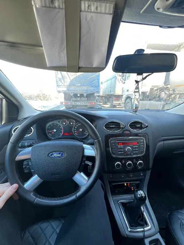 Продам ford focus 2 ghia год: 2007 пробег: 204 т родной!, двигатель 1.8 бензин работает отлично, едет очень хорошо! ходовая без нареканий, кузов в очень достойном состоянии, без гнили и коррозии! свежая резина 23 года. салон в идеальном состоянии, руль в заводской оплетке, работает каждая кнопочка, не затертый и тд. комплектация богатая ghia! круиз-контроль, подогревы сидений, зеркал, лобового, 4 стекло подьемника с авто доводчиками, бортовик, птф, мульти руль, эл. зеркала! задние парктроники! все стекла заводские включая лобовое! авто вложений не требует 2 хозяина птс оригинал! документы чистые оформление в мрэо! торг есть цена: 545000 📞+79496463727 📍мариуполь - фотография - 7