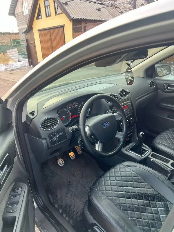 Продам ford focus 2 ghia год: 2007 пробег: 204 т родной!, двигатель 1.8 бензин работает отлично, едет очень хорошо! ходовая без нареканий, кузов в очень достойном состоянии, без гнили и коррозии! свежая резина 23 года. салон в идеальном состоянии, руль в заводской оплетке, работает каждая кнопочка, не затертый и тд. комплектация богатая ghia! круиз-контроль, подогревы сидений, зеркал, лобового, 4 стекло подьемника с авто доводчиками, бортовик, птф, мульти руль, эл. зеркала! задние парктроники! все стекла заводские включая лобовое! авто вложений не требует 2 хозяина птс оригинал! документы чистые оформление в мрэо! торг есть цена: 545000 📞+79496463727 📍мариуполь - фотография - 8