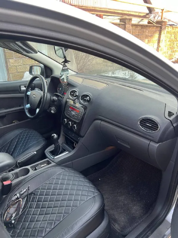 Продам ford focus 2 ghia год: 2007 пробег: 204 т родной!, двигатель 1.8 бензин работает отлично, едет очень хорошо! ходовая без нареканий, кузов в очень достойном состоянии, без гнили и коррозии! свежая резина 23 года. салон в идеальном состоянии, руль в заводской оплетке, работает каждая кнопочка, не затертый и тд. комплектация богатая ghia! круиз-контроль, подогревы сидений, зеркал, лобового, 4 стекло подьемника с авто доводчиками, бортовик, птф, мульти руль, эл. зеркала! задние парктроники! все стекла заводские включая лобовое! авто вложений не требует 2 хозяина птс оригинал! документы чистые оформление в мрэо! торг есть цена: 545000 📞+79496463727 📍мариуполь - фотография - 9