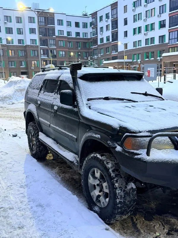 Mitsubishi montero sport. настоящий боевой конь, абсолютно в исправном состоянии. автомат, 170 сил. полностью обслуженный двигатель и коробка, меньше тысячи км назад полностью менялись все тех жидкости (антифриз, все масла). коробка не пинается на любом положении, мотор тянет, как не в себя. зимой кого только не вытаскивал. не застревал на нем еще ни разу, хотя по местам труднопроходимым кататься очень люблю. стоят проставки на +30 мм клиренса, вместе с колесами дает очень приличную высоту. установлен шноркель и силовые бампера. все изменения вписаны в птс. по кузову целый, не гнилой, даже пороги. отличный вариант для охотников, рыбаков и военных. изначальная цена 750 тысяч, другие такие обслуженные авто, подготовленные для внедорожья стоят сильно дороже. торг допустим потенциальным покупателям, договориться сможем. все необходимые дополнительные вопросы, фото и видео скину при надобности. ☎️ 89895574596 📞 звоните: +7(989)5574596 - фотография - 2