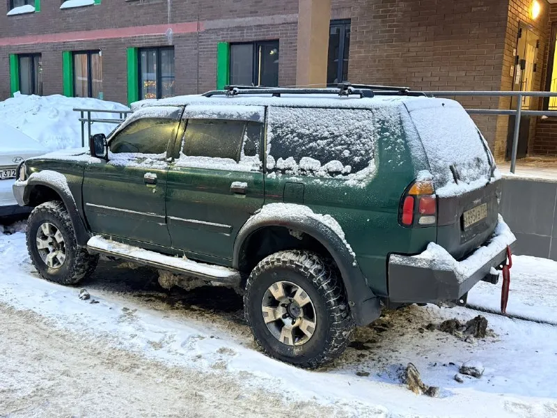 Mitsubishi montero sport. настоящий боевой конь, абсолютно в исправном состоянии. автомат, 170 сил. полностью обслуженный двигатель и коробка, меньше тысячи км назад полностью менялись все тех жидкости (антифриз, все масла). коробка не пинается на любом положении, мотор тянет, как не в себя. зимой кого только не вытаскивал. не застревал на нем еще ни разу, хотя по местам труднопроходимым кататься очень люблю. стоят проставки на +30 мм клиренса, вместе с колесами дает очень приличную высоту. установлен шноркель и силовые бампера. все изменения вписаны в птс. по кузову целый, не гнилой, даже пороги. отличный вариант для охотников, рыбаков и военных. изначальная цена 750 тысяч, другие такие обслуженные авто, подготовленные для внедорожья стоят сильно дороже. торг допустим потенциальным покупателям, договориться сможем. все необходимые дополнительные вопросы, фото и видео скину при надобности. ☎️ 89895574596 📞 звоните: +7(989)5574596 - фотография - 4