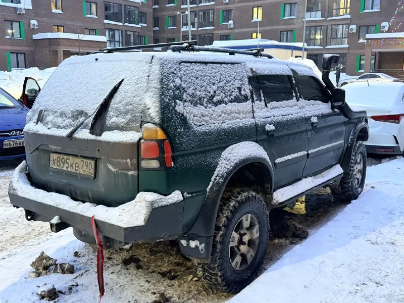 Mitsubishi montero sport. настоящий боевой конь, абсолютно в исправном состоянии. автомат, 170 сил. полностью обслуженный двигатель и коробка, меньше тысячи км назад полностью менялись все тех жидкости (антифриз, все масла). коробка не пинается на любом положении, мотор тянет, как не в себя. зимой кого только не вытаскивал. не застревал на нем еще ни разу, хотя по местам труднопроходимым кататься очень люблю. стоят проставки на +30 мм клиренса, вместе с колесами дает очень приличную высоту. установлен шноркель и силовые бампера. все изменения вписаны в птс. по кузову целый, не гнилой, даже пороги. отличный вариант для охотников, рыбаков и военных. изначальная цена 750 тысяч, другие такие обслуженные авто, подготовленные для внедорожья стоят сильно дороже. торг допустим потенциальным покупателям, договориться сможем. все необходимые дополнительные вопросы, фото и видео скину при надобности. ☎️ 89895574596 📞 звоните: +7(989)5574596 - фотография - 5