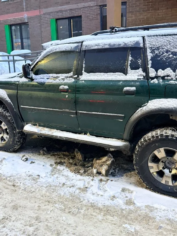 Mitsubishi montero sport. настоящий боевой конь, абсолютно в исправном состоянии. автомат, 170 сил. полностью обслуженный двигатель и коробка, меньше тысячи км назад полностью менялись все тех жидкости (антифриз, все масла). коробка не пинается на любом положении, мотор тянет, как не в себя. зимой кого только не вытаскивал. не застревал на нем еще ни разу, хотя по местам труднопроходимым кататься очень люблю. стоят проставки на +30 мм клиренса, вместе с колесами дает очень приличную высоту. установлен шноркель и силовые бампера. все изменения вписаны в птс. по кузову целый, не гнилой, даже пороги. отличный вариант для охотников, рыбаков и военных. изначальная цена 750 тысяч, другие такие обслуженные авто, подготовленные для внедорожья стоят сильно дороже. торг допустим потенциальным покупателям, договориться сможем. все необходимые дополнительные вопросы, фото и видео скину при надобности. ☎️ 89895574596 📞 звоните: +7(989)5574596 - фотография - 6