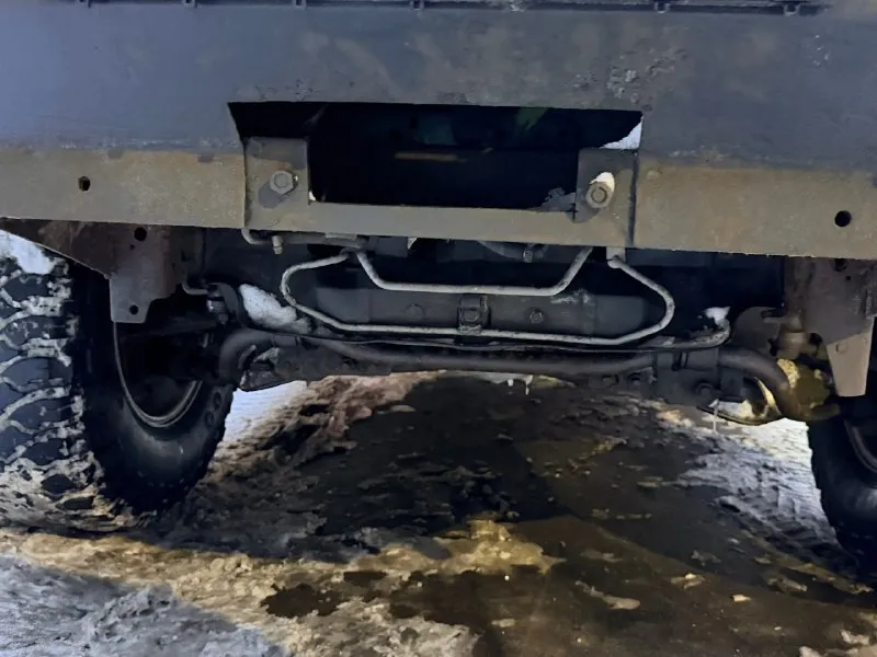 Mitsubishi montero sport. настоящий боевой конь, абсолютно в исправном состоянии. автомат, 170 сил. полностью обслуженный двигатель и коробка, меньше тысячи км назад полностью менялись все тех жидкости (антифриз, все масла). коробка не пинается на любом положении, мотор тянет, как не в себя. зимой кого только не вытаскивал. не застревал на нем еще ни разу, хотя по местам труднопроходимым кататься очень люблю. стоят проставки на +30 мм клиренса, вместе с колесами дает очень приличную высоту. установлен шноркель и силовые бампера. все изменения вписаны в птс. по кузову целый, не гнилой, даже пороги. отличный вариант для охотников, рыбаков и военных. изначальная цена 750 тысяч, другие такие обслуженные авто, подготовленные для внедорожья стоят сильно дороже. торг допустим потенциальным покупателям, договориться сможем. все необходимые дополнительные вопросы, фото и видео скину при надобности. ☎️ 89895574596 📞 звоните: +7(989)5574596 - фотография - 7