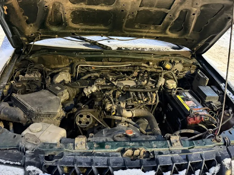 Mitsubishi montero sport. настоящий боевой конь, абсолютно в исправном состоянии. автомат, 170 сил. полностью обслуженный двигатель и коробка, меньше тысячи км назад полностью менялись все тех жидкости (антифриз, все масла). коробка не пинается на любом положении, мотор тянет, как не в себя. зимой кого только не вытаскивал. не застревал на нем еще ни разу, хотя по местам труднопроходимым кататься очень люблю. стоят проставки на +30 мм клиренса, вместе с колесами дает очень приличную высоту. установлен шноркель и силовые бампера. все изменения вписаны в птс. по кузову целый, не гнилой, даже пороги. отличный вариант для охотников, рыбаков и военных. изначальная цена 750 тысяч, другие такие обслуженные авто, подготовленные для внедорожья стоят сильно дороже. торг допустим потенциальным покупателям, договориться сможем. все необходимые дополнительные вопросы, фото и видео скину при надобности. ☎️ 89895574596 📞 звоните: +7(989)5574596 - фотография - 9