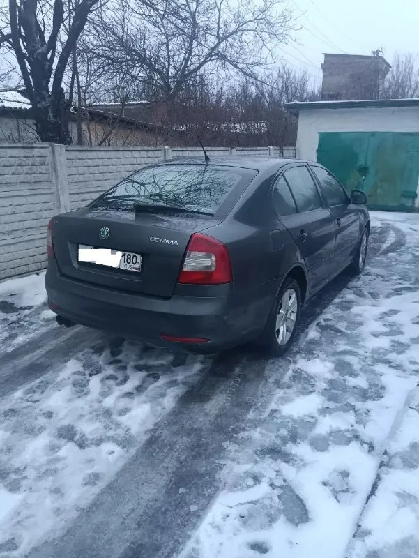 В продаже skoda octavia a5 автомобиль 2011 года выпуска на бензиновом моторе 1.8 турбо, тянет бодро, полностью обслужен! езжу каждый день на работу. коробка передач dsg 7 работает отлично! отличная комплектация: максимальная музыка, 2-х зонный климат, подогревы сидений. юридически чистая осмотр в макеевка червоногвардейский район осмотр машины после обеда так как на работе. цена: 850.000 ₽ тел. +79499847308 просьба звонить после обеда - фотография - 2