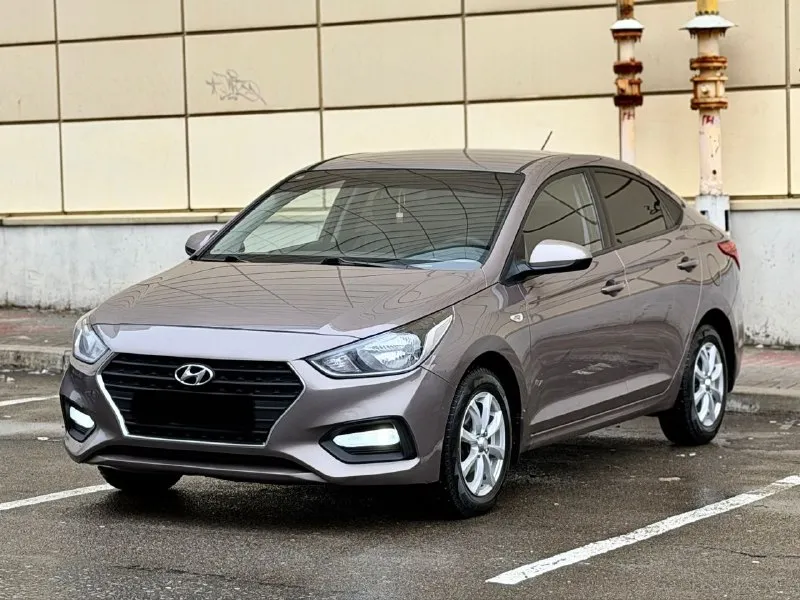 Hyundai solaris 2 двигатель - 1.6 бензин кпп - автомат пробег - 132.000км год выпуска - 2017 цена - 1.250.000₽ тел. - +79493902663 либо: +7 (949) 679-98-14 в продаже отличная повседневная, не убиваемая машина. в шикарном цвете ( в жизни смотрится великолепно ) с простым 1.6 двигателем и автоматической 6ти ступенчатой коробкой передач. техническая часть вся обслужена и не требует ни каких вложений. автомобиль не участвовал в дтп, все детали родные. комплектация: мультируль; эл. зеркала с подогревом; android магнитола со всеми современными плюшками; камера заднего вида; кондиционер; титановые диски с зимней резиной; датчик шин; антибукс; антизанос; 4эл. стеклоподъемника с доводчиками; 2 пары ключей; полный бортовой компьютер; подогревы сидений и руля. . кто ищет свежий, не дорогой в обслуживании и симпатичный автомобиль - добро пожаловать. - фотография - 1