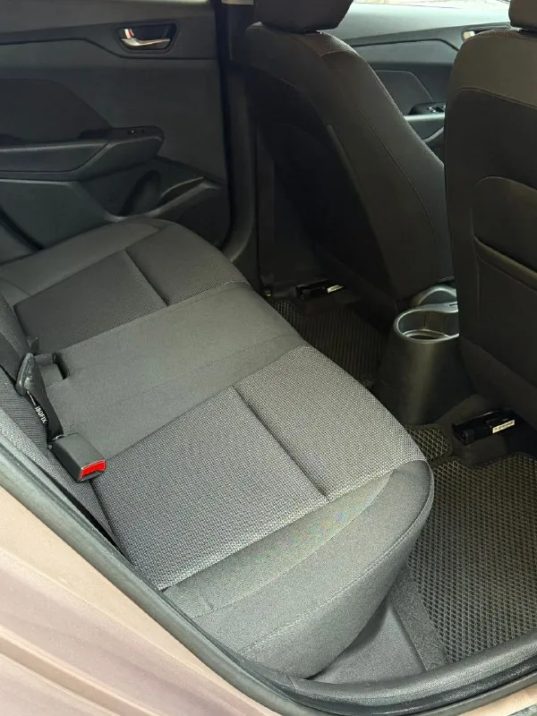 Hyundai solaris 2 двигатель - 1.6 бензин кпп - автомат пробег - 132.000км год выпуска - 2017 цена - 1.250.000₽ тел. - +79493902663 либо: +7 (949) 679-98-14 в продаже отличная повседневная, не убиваемая машина. в шикарном цвете ( в жизни смотрится великолепно ) с простым 1.6 двигателем и автоматической 6ти ступенчатой коробкой передач. техническая часть вся обслужена и не требует ни каких вложений. автомобиль не участвовал в дтп, все детали родные. комплектация: мультируль; эл. зеркала с подогревом; android магнитола со всеми современными плюшками; камера заднего вида; кондиционер; титановые диски с зимней резиной; датчик шин; антибукс; антизанос; 4эл. стеклоподъемника с доводчиками; 2 пары ключей; полный бортовой компьютер; подогревы сидений и руля. . кто ищет свежий, не дорогой в обслуживании и симпатичный автомобиль - добро пожаловать. - фотография - 10