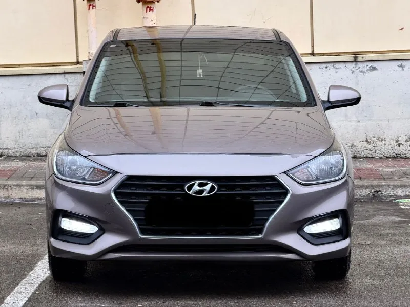 Hyundai solaris 2 двигатель - 1.6 бензин кпп - автомат пробег - 132.000км год выпуска - 2017 цена - 1.250.000₽ тел. - +79493902663 либо: +7 (949) 679-98-14 в продаже отличная повседневная, не убиваемая машина. в шикарном цвете ( в жизни смотрится великолепно ) с простым 1.6 двигателем и автоматической 6ти ступенчатой коробкой передач. техническая часть вся обслужена и не требует ни каких вложений. автомобиль не участвовал в дтп, все детали родные. комплектация: мультируль; эл. зеркала с подогревом; android магнитола со всеми современными плюшками; камера заднего вида; кондиционер; титановые диски с зимней резиной; датчик шин; антибукс; антизанос; 4эл. стеклоподъемника с доводчиками; 2 пары ключей; полный бортовой компьютер; подогревы сидений и руля. . кто ищет свежий, не дорогой в обслуживании и симпатичный автомобиль - добро пожаловать. - фотография - 2