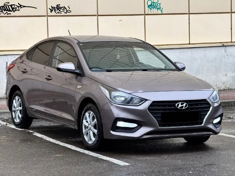 Hyundai solaris 2 двигатель - 1.6 бензин кпп - автомат пробег - 132.000км год выпуска - 2017 цена - 1.250.000₽ тел. - +79493902663 либо: +7 (949) 679-98-14 в продаже отличная повседневная, не убиваемая машина. в шикарном цвете ( в жизни смотрится великолепно ) с простым 1.6 двигателем и автоматической 6ти ступенчатой коробкой передач. техническая часть вся обслужена и не требует ни каких вложений. автомобиль не участвовал в дтп, все детали родные. комплектация: мультируль; эл. зеркала с подогревом; android магнитола со всеми современными плюшками; камера заднего вида; кондиционер; титановые диски с зимней резиной; датчик шин; антибукс; антизанос; 4эл. стеклоподъемника с доводчиками; 2 пары ключей; полный бортовой компьютер; подогревы сидений и руля. . кто ищет свежий, не дорогой в обслуживании и симпатичный автомобиль - добро пожаловать. - фотография - 3