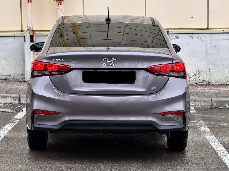 Hyundai solaris 2 двигатель - 1.6 бензин кпп - автомат пробег - 132.000км год выпуска - 2017 цена - 1.250.000₽ тел. - +79493902663 либо: +7 (949) 679-98-14 в продаже отличная повседневная, не убиваемая машина. в шикарном цвете ( в жизни смотрится великолепно ) с простым 1.6 двигателем и автоматической 6ти ступенчатой коробкой передач. техническая часть вся обслужена и не требует ни каких вложений. автомобиль не участвовал в дтп, все детали родные. комплектация: мультируль; эл. зеркала с подогревом; android магнитола со всеми современными плюшками; камера заднего вида; кондиционер; титановые диски с зимней резиной; датчик шин; антибукс; антизанос; 4эл. стеклоподъемника с доводчиками; 2 пары ключей; полный бортовой компьютер; подогревы сидений и руля. . кто ищет свежий, не дорогой в обслуживании и симпатичный автомобиль - добро пожаловать. - фотография - 4