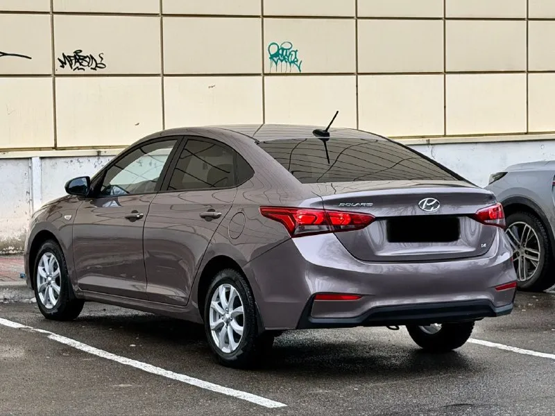 Hyundai solaris 2 двигатель - 1.6 бензин кпп - автомат пробег - 132.000км год выпуска - 2017 цена - 1.250.000₽ тел. - +79493902663 либо: +7 (949) 679-98-14 в продаже отличная повседневная, не убиваемая машина. в шикарном цвете ( в жизни смотрится великолепно ) с простым 1.6 двигателем и автоматической 6ти ступенчатой коробкой передач. техническая часть вся обслужена и не требует ни каких вложений. автомобиль не участвовал в дтп, все детали родные. комплектация: мультируль; эл. зеркала с подогревом; android магнитола со всеми современными плюшками; камера заднего вида; кондиционер; титановые диски с зимней резиной; датчик шин; антибукс; антизанос; 4эл. стеклоподъемника с доводчиками; 2 пары ключей; полный бортовой компьютер; подогревы сидений и руля. . кто ищет свежий, не дорогой в обслуживании и симпатичный автомобиль - добро пожаловать. - фотография - 5