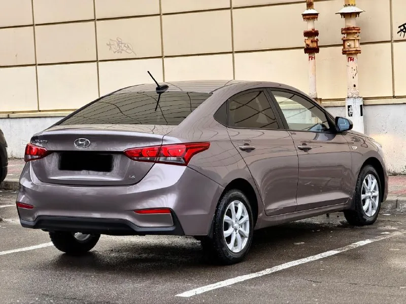 Hyundai solaris 2 двигатель - 1.6 бензин кпп - автомат пробег - 132.000км год выпуска - 2017 цена - 1.250.000₽ тел. - +79493902663 либо: +7 (949) 679-98-14 в продаже отличная повседневная, не убиваемая машина. в шикарном цвете ( в жизни смотрится великолепно ) с простым 1.6 двигателем и автоматической 6ти ступенчатой коробкой передач. техническая часть вся обслужена и не требует ни каких вложений. автомобиль не участвовал в дтп, все детали родные. комплектация: мультируль; эл. зеркала с подогревом; android магнитола со всеми современными плюшками; камера заднего вида; кондиционер; титановые диски с зимней резиной; датчик шин; антибукс; антизанос; 4эл. стеклоподъемника с доводчиками; 2 пары ключей; полный бортовой компьютер; подогревы сидений и руля. . кто ищет свежий, не дорогой в обслуживании и симпатичный автомобиль - добро пожаловать. - фотография - 6