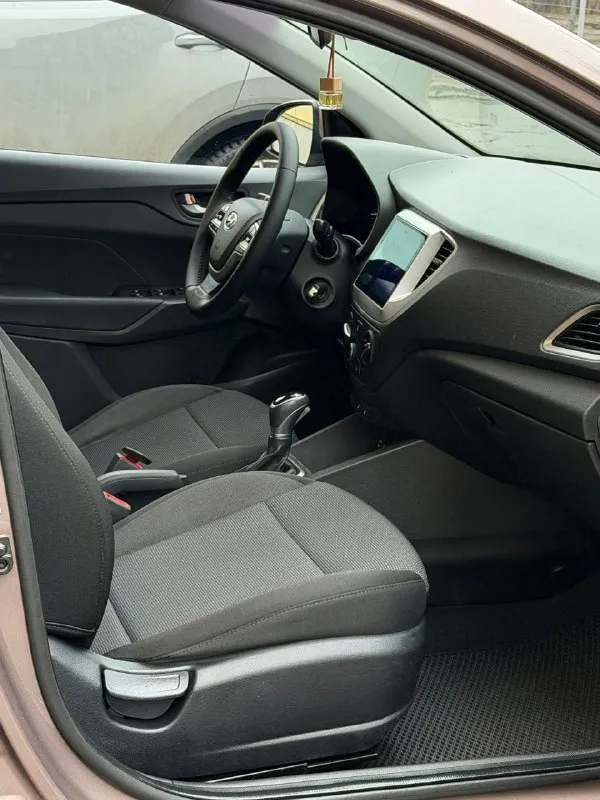 Hyundai solaris 2 двигатель - 1.6 бензин кпп - автомат пробег - 132.000км год выпуска - 2017 цена - 1.250.000₽ тел. - +79493902663 либо: +7 (949) 679-98-14 в продаже отличная повседневная, не убиваемая машина. в шикарном цвете ( в жизни смотрится великолепно ) с простым 1.6 двигателем и автоматической 6ти ступенчатой коробкой передач. техническая часть вся обслужена и не требует ни каких вложений. автомобиль не участвовал в дтп, все детали родные. комплектация: мультируль; эл. зеркала с подогревом; android магнитола со всеми современными плюшками; камера заднего вида; кондиционер; титановые диски с зимней резиной; датчик шин; антибукс; антизанос; 4эл. стеклоподъемника с доводчиками; 2 пары ключей; полный бортовой компьютер; подогревы сидений и руля. . кто ищет свежий, не дорогой в обслуживании и симпатичный автомобиль - добро пожаловать. - фотография - 8