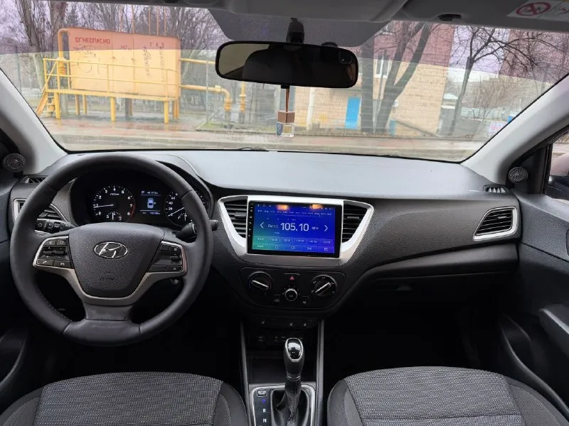 Hyundai solaris 2 двигатель - 1.6 бензин кпп - автомат пробег - 132.000км год выпуска - 2017 цена - 1.250.000₽ тел. - +79493902663 либо: +7 (949) 679-98-14 в продаже отличная повседневная, не убиваемая машина. в шикарном цвете ( в жизни смотрится великолепно ) с простым 1.6 двигателем и автоматической 6ти ступенчатой коробкой передач. техническая часть вся обслужена и не требует ни каких вложений. автомобиль не участвовал в дтп, все детали родные. комплектация: мультируль; эл. зеркала с подогревом; android магнитола со всеми современными плюшками; камера заднего вида; кондиционер; титановые диски с зимней резиной; датчик шин; антибукс; антизанос; 4эл. стеклоподъемника с доводчиками; 2 пары ключей; полный бортовой компьютер; подогревы сидений и руля. . кто ищет свежий, не дорогой в обслуживании и симпатичный автомобиль - добро пожаловать. - фотография - 9