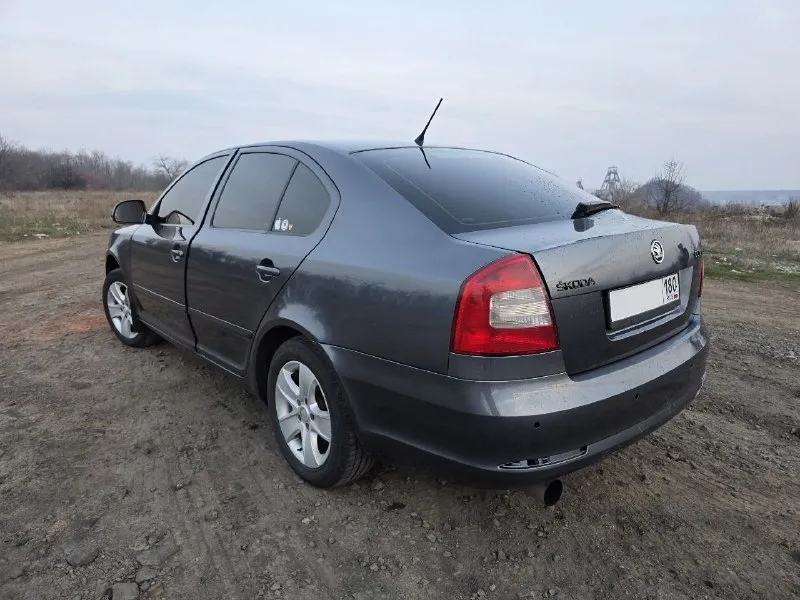 ✅ продам октавию а5 2012 г. в ✅ цена 950.000 рублей, торг на все нюансы ✅ родной пробег 260 тыс. км ✅ двигатель 1.8 tsi ✅ механическая коробка передач ✅ два ключа, сервисная книга. ✅ отличная комплектация elegance двух-зонный климат контроль, круиз контроль, мульируль, 4эсп, регулировка зеркал, подогревы сидений. ✅ техническая часть авто в отличном состоянии, ходовая без нареканий, по мотору вопросов нет, на пробеге в 160.000км новое сцепление, новая поршневая группа, новая цепь грм (доп фото ремонта по просьбе предоставлю) по ходовой части так же все отлично, ничего не стучит, не гремит. вообщем машина по технической части в отличном состоянии из последнего новые катушки зажигания, свечи, масло и колодки. по внешнему виду есть куда приложить руки, от того и цена такая. выхлоп (родной отдам), лед лампы, свет отличный. комплектом будет 2 новых бампера (перед, зад), летняя резина, родные резиновые коврики. я собственник, 3й хозяин снежное +79493260848 📞 звоните: +7(949)3260848 - фотография - 1