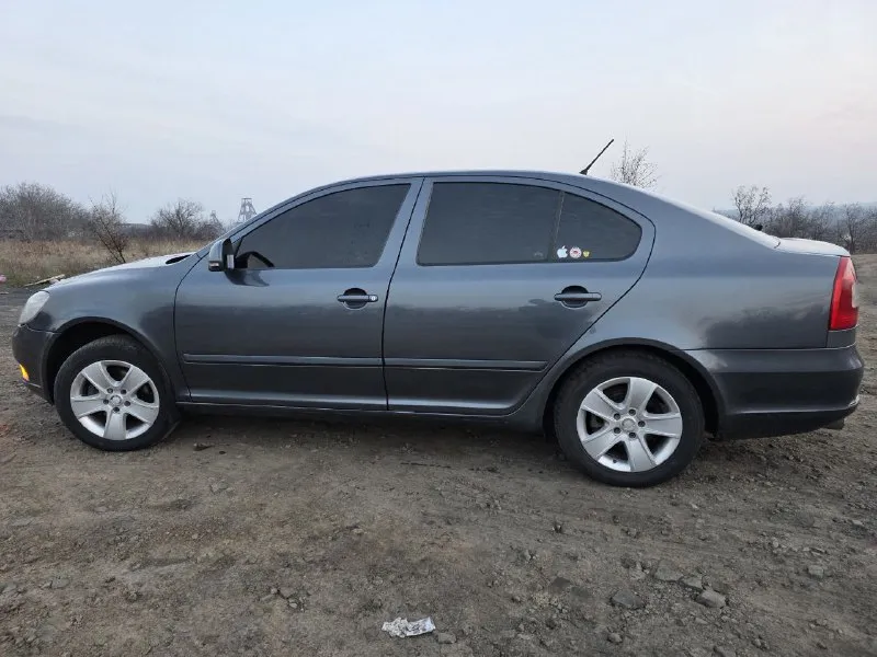✅ продам октавию а5 2012 г. в ✅ цена 950.000 рублей, торг на все нюансы ✅ родной пробег 260 тыс. км ✅ двигатель 1.8 tsi ✅ механическая коробка передач ✅ два ключа, сервисная книга. ✅ отличная комплектация elegance двух-зонный климат контроль, круиз контроль, мульируль, 4эсп, регулировка зеркал, подогревы сидений. ✅ техническая часть авто в отличном состоянии, ходовая без нареканий, по мотору вопросов нет, на пробеге в 160.000км новое сцепление, новая поршневая группа, новая цепь грм (доп фото ремонта по просьбе предоставлю) по ходовой части так же все отлично, ничего не стучит, не гремит. вообщем машина по технической части в отличном состоянии из последнего новые катушки зажигания, свечи, масло и колодки. по внешнему виду есть куда приложить руки, от того и цена такая. выхлоп (родной отдам), лед лампы, свет отличный. комплектом будет 2 новых бампера (перед, зад), летняя резина, родные резиновые коврики. я собственник, 3й хозяин снежное +79493260848 📞 звоните: +7(949)3260848 - фотография - 2